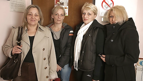 Naked Mature Women Came To Relax - MatureNL