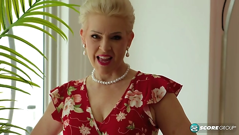 58-year-old Bobbi Shay gets off and tells you how to jack off